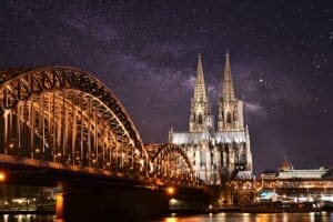 Mehr über den Artikel erfahren Die aktuellen Digitalisierungstrends in Köln: Eine Analyse der technologischen Entwicklungen und ihrer Auswirkungen auf die Stadt